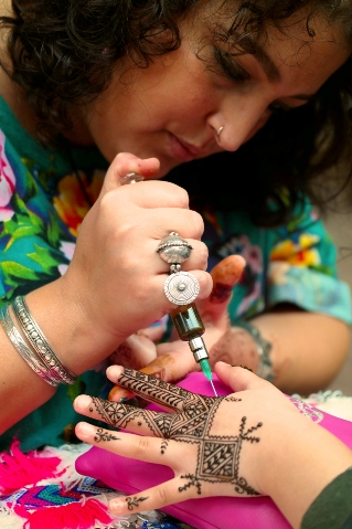 henna kunst hand of fatima internationaal henna artiest africanow festival in afrika museum